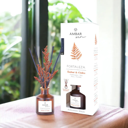 alt="Âmbar e Cedro - Mikado marca Âmbar coleção Zen - Frasco do mikado com aroma de âmbar e cedro da coleção Zen da marca Âmbar"