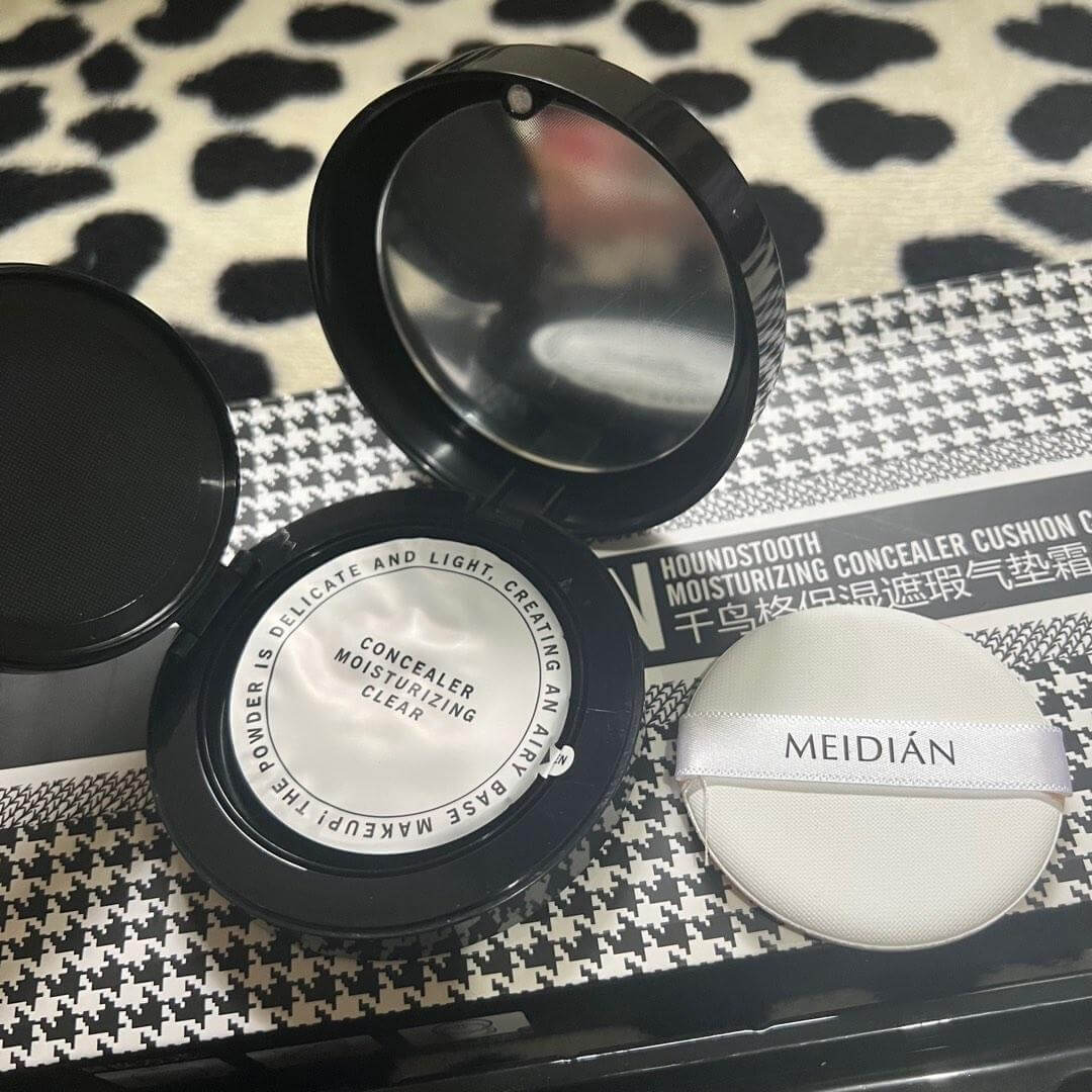 alt="Corretor Hidratante com 2 Recargas marca Meidian - Corretor líquido hidratante, ideal para cobrir imperfeições enquanto cuida da pele, proporcionando uma cobertura natural e duradoura, com recargas para praticidade."