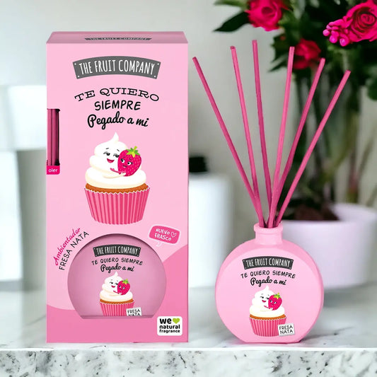 alt="Creme de Morango - Mikado marca The Fruit Company - Difusor de ambiente com fragrância doce de morango, ideal para aromatizar espaços e criar uma atmosfera acolhedora e refrescante, trazendo um toque de alegria ao seu lar."