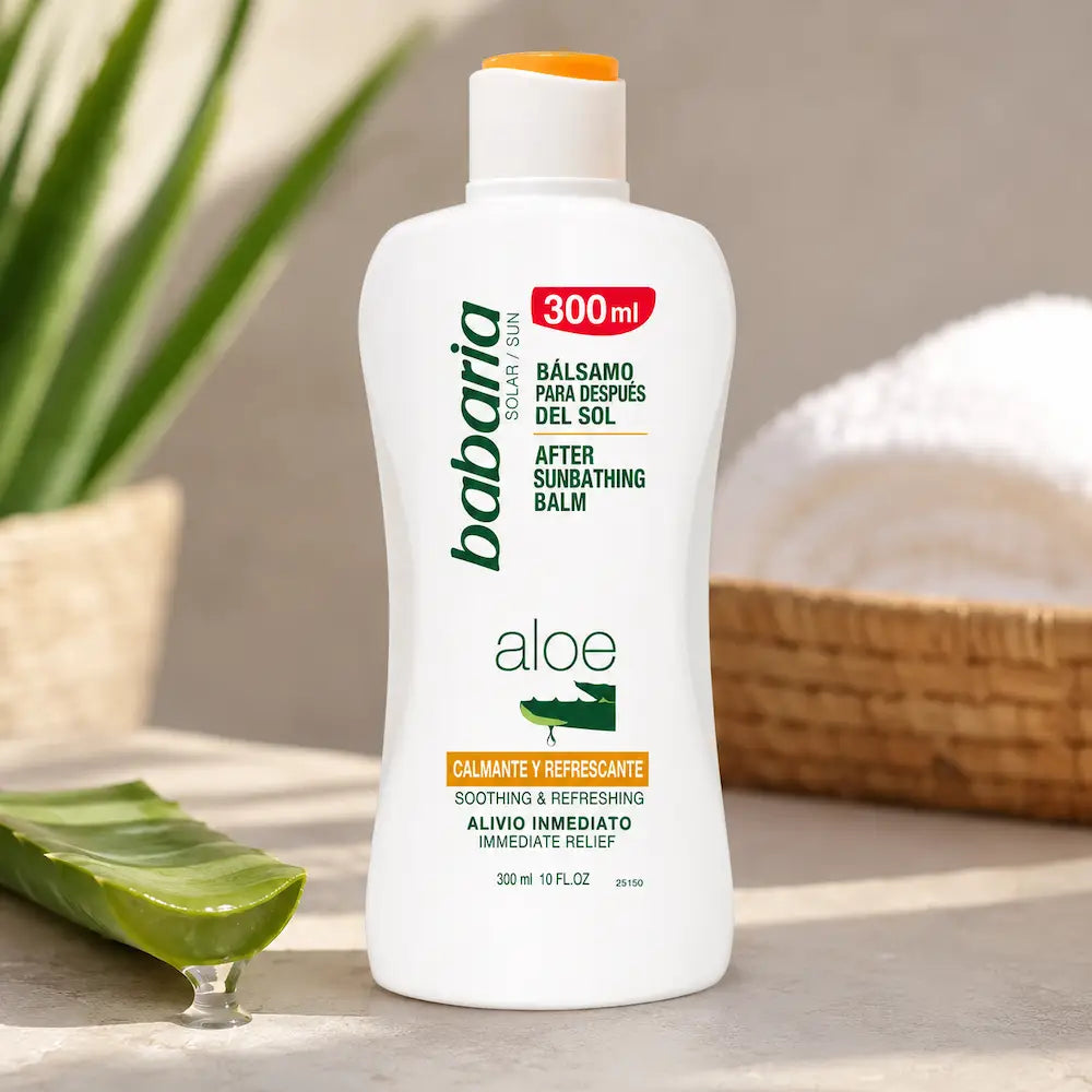 Bálsamo Pós-Solar com Aloé Vera Babaria 300ml sobre fundo minimalista com elementos naturais refrescantes