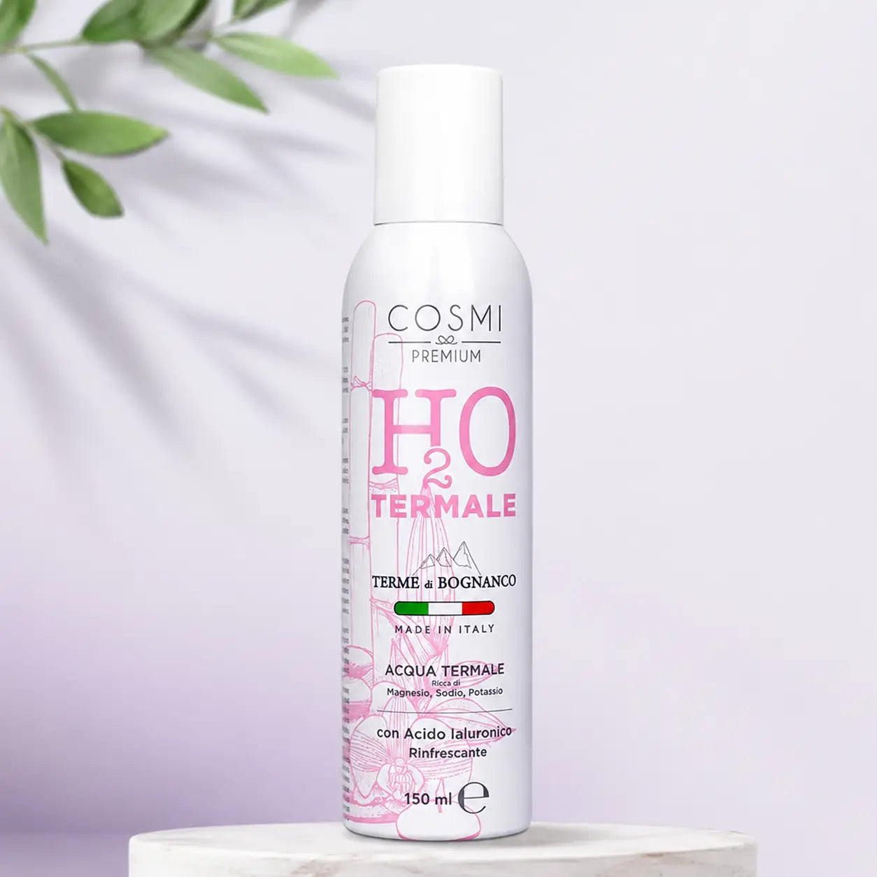 Spray de água termal Cosmi Premium H2O Termale com ácido hialurónico sobre fundo minimalista rosa claro