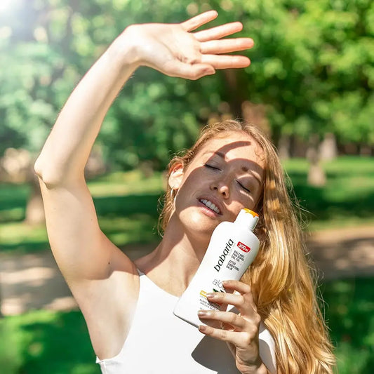 mulher aplicar balsamo pos solar babaria aloe vera cuidado pele verao hidratação