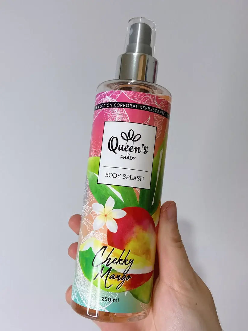 alt="Chekky Mango - Bruma Corporal marca Queen's Inspiração Victoria's Secret - Fragrância refrescante com notas de manga, ideal para hidratar e perfumar a pele, proporcionando uma sensação leve e tropical ao longo do dia."