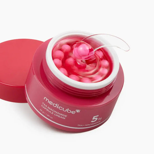 Detalhe da textura do creme Medicube com cápsulas ativas para uniformizar a pele